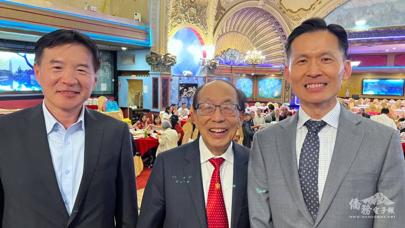 駐波士頓辦事處處長廖朝宏(右)和波士頓文教中心主任高家富(左)特地出席，恭喜余文博(中)晉升元老