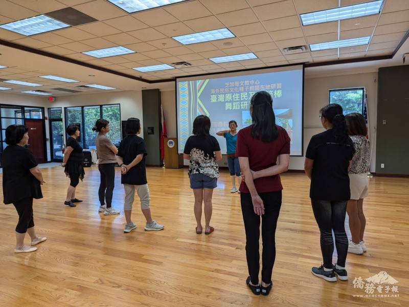 張香君老師（著藍衣者）介紹原住民舞蹈