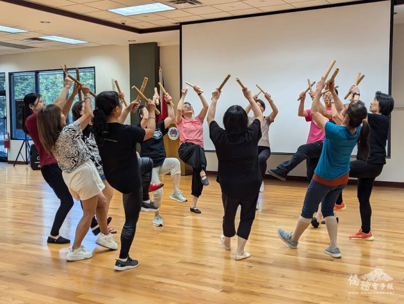 臺灣原住民舞蹈教學加入竹節棒，更添趣味