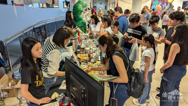 臺灣攤位前門庭若市