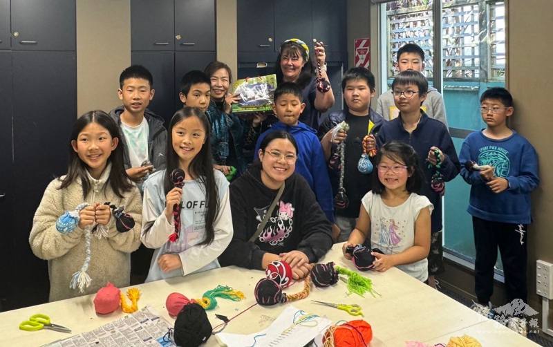 啟源教育中心致贈中秋月餅感謝Deidre