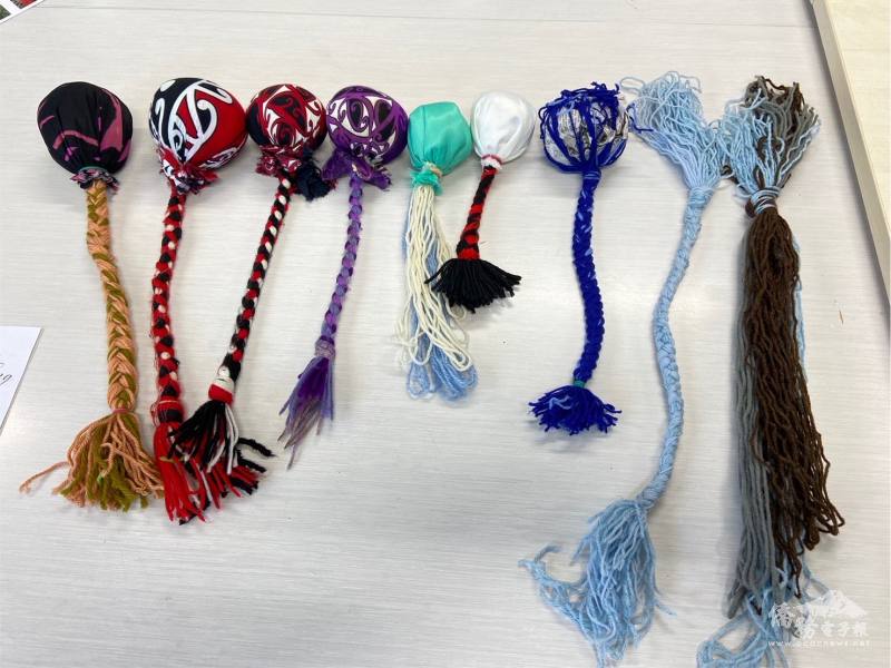 Deidre 展示毛利球製作過程：手握編織（右1、2）、結合球體（右3）、包裹球體（右4）裝飾後的各種毛利球