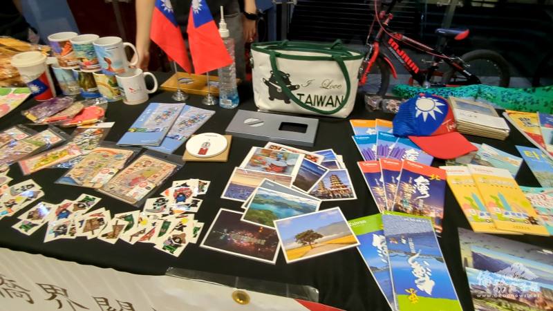 現場擺放各類臺灣意象的小物、臺式麵包飲品以及透過影片介紹臺灣，並發放可愛黑熊紋身貼給現場民眾