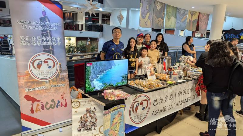 恩卡協會副會長謝昌穆與協力僑民一同合影