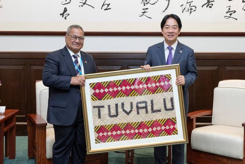 President Lai receives a gift from Tuvalu Speaker of Parliament Iakoba Taeia Italeli.