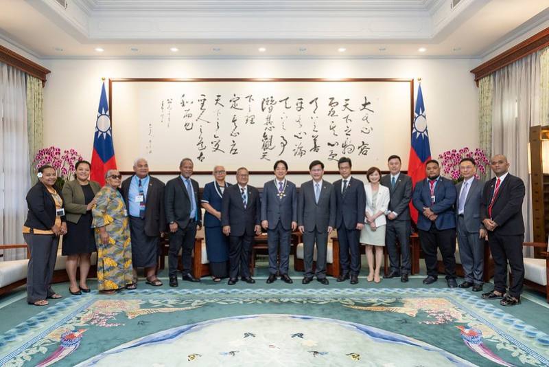 President Lai poses for a photo with a delegation led by Tuvalu Speaker of Parliament Iakoba Taeia Italeli and his wife.