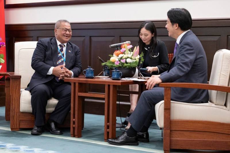 President Lai exchages views with Tuvalu Speaker of Parliament Iakoba Taeia Italeli.