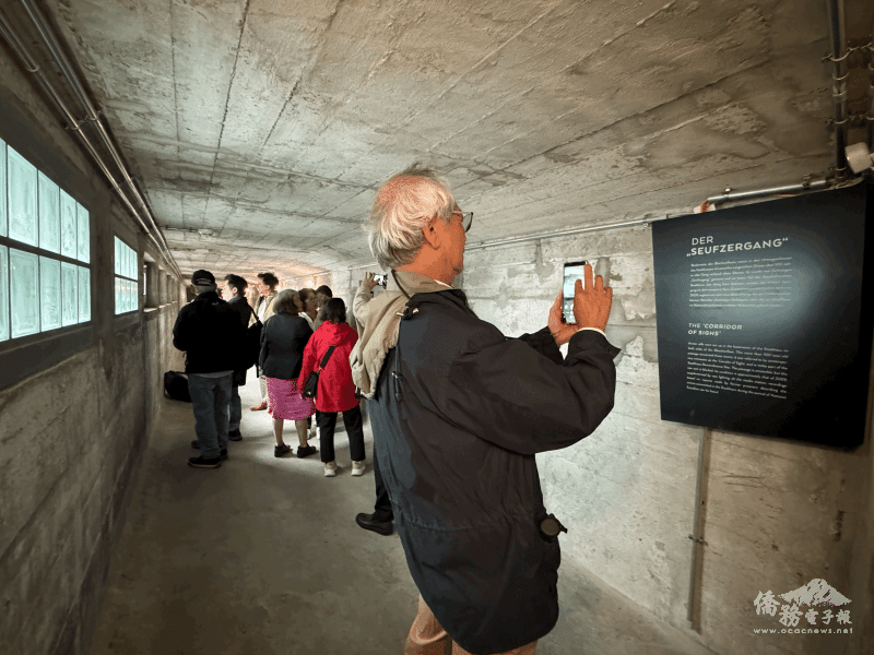 德北臺灣協會成員與二二八事件紀念基金會組成參訪團，走入當年運送囚徒進入漢堡警察總局接受審訊的地下穿廊，又稱「嘆息廊道」（SEUFZERGANG）