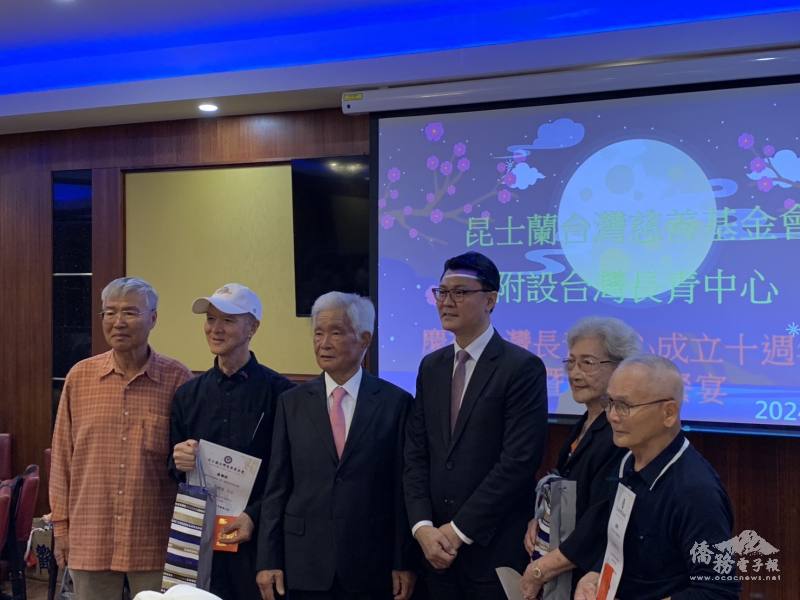 溫錦文頒發感謝狀給予志工