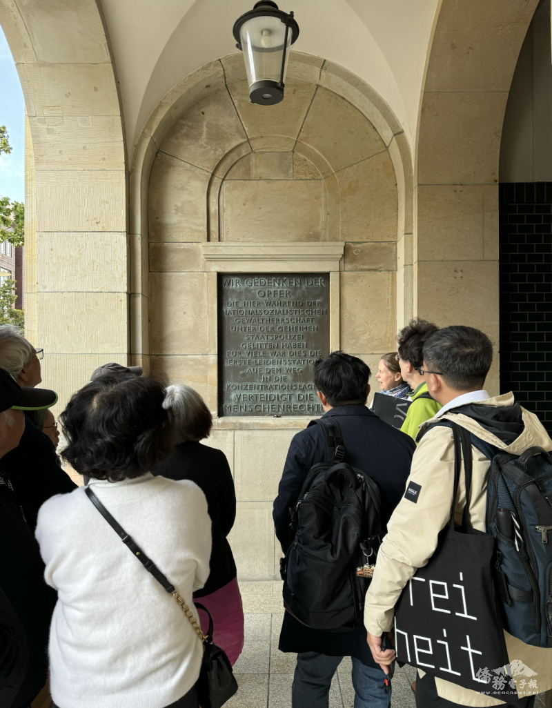 史塔特聯排別墅館牆上的文字銅雕，警醒後人莫忘擁護人權之重要。