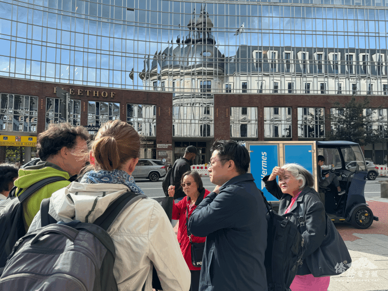 漢堡不義遺址紀念與教育基金會的戴庚納專員（前方背包者）帶領大家穿梭史塔特聯排別墅館內外，進行導覽