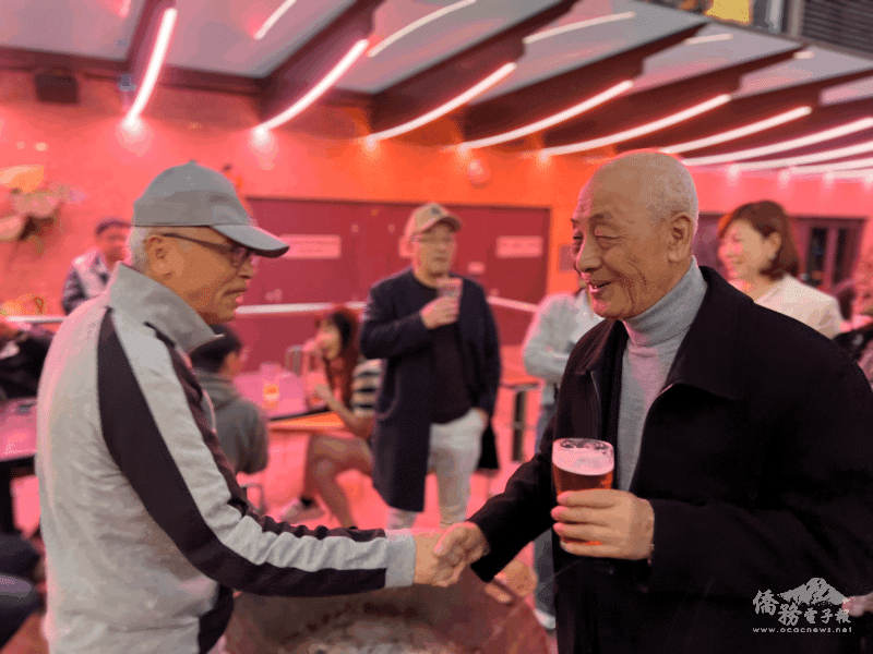 澳洲臺灣同鄉會前輩陳冠文 (左)與前會長王金海(右)出席鼓勵新團隊