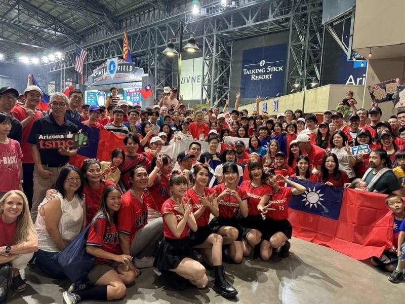 美國職棒亞利桑那響尾蛇13日舉行「台灣之夜」活動，吸引近千名在美台灣人參與，拿出中華民國國旗。（駐洛杉磯辦事處觀光組提供）