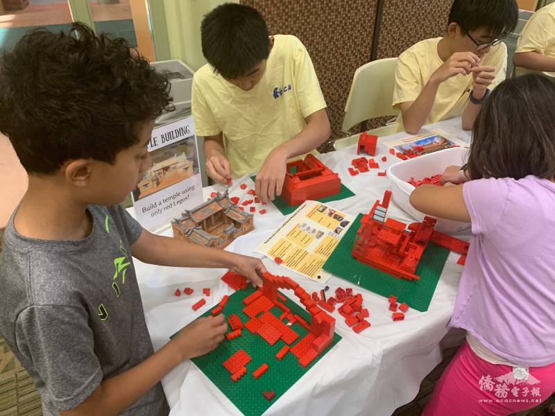 FASCA志工協助小朋友用臺灣紅厝的概念建造自己理想古厝