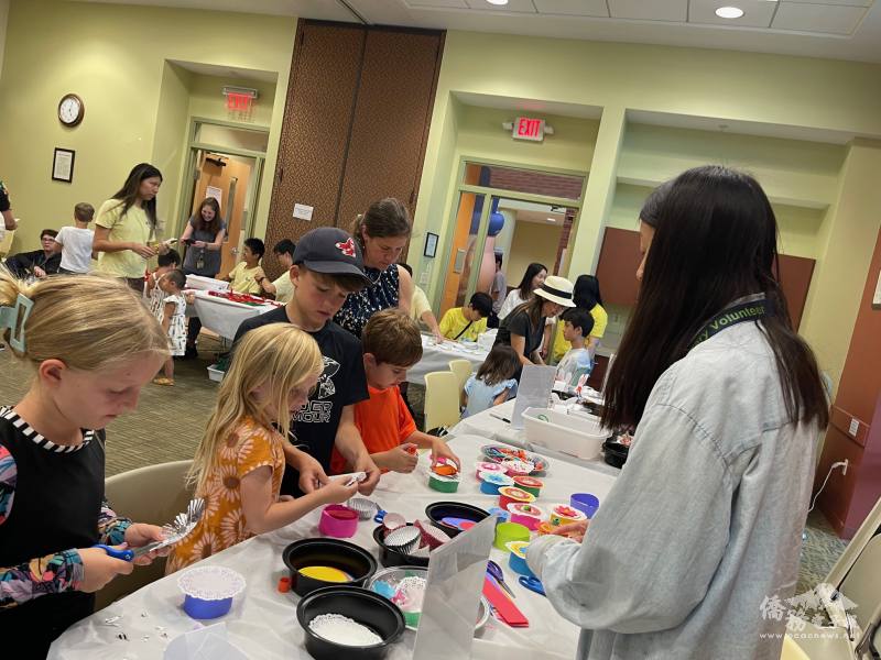 小朋友參與月餅勞作