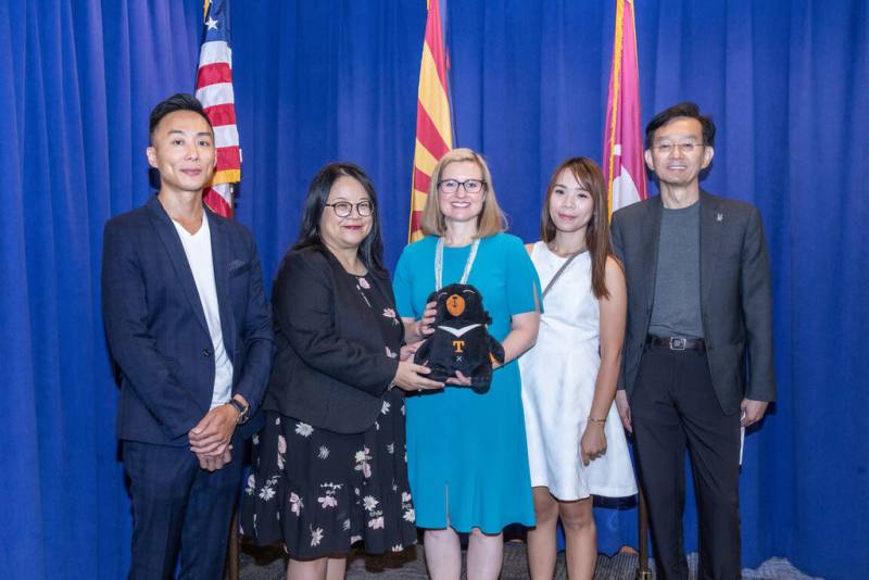 鳳凰城市長蓋雷哥（Kate Gallego）13日會見響尾蛇台灣日的籌辦單位，大鳳凰城台美商會會長黃錫珩（左2）致贈台灣觀光吉祥物「喔熊」玩偶。（駐洛杉磯辦事處觀光組提供）