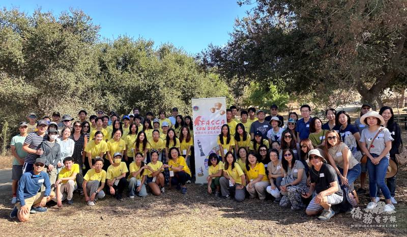 FASCA 聖地牙哥分會舉辦「臺式中秋節烤肉文化體驗暨年度家庭聯歡」；諮詢導師柳靜娟及曾詩韻(前排右四、五)、諮詢導師韓佩臻(右八)