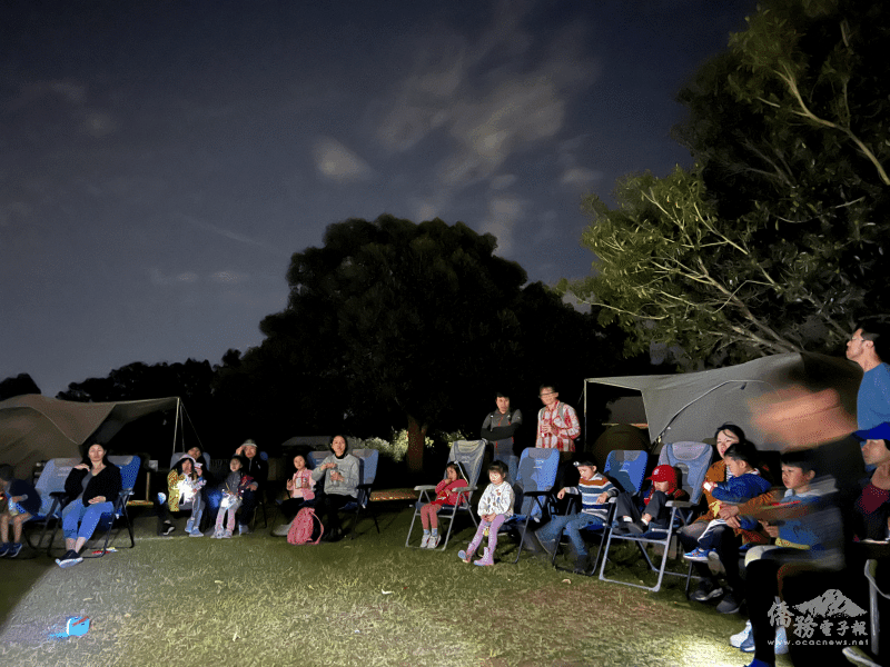 所有家庭在營火與夜空下猜燈謎，將中秋的團圓與文化元素融合再一起