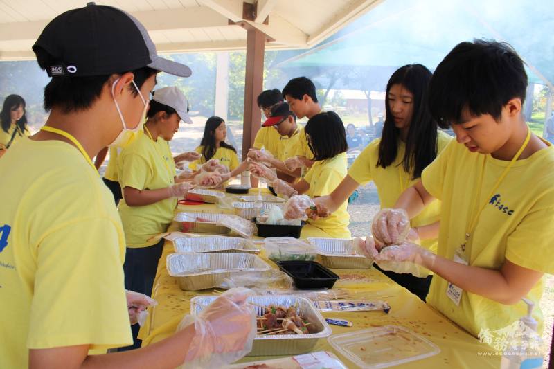 FASCA 聖地牙哥分會青年文化大使進行烤肉前置準備