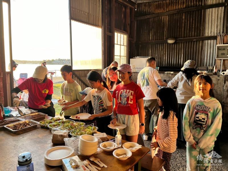 參加活動家長與小孩分工準備晚餐