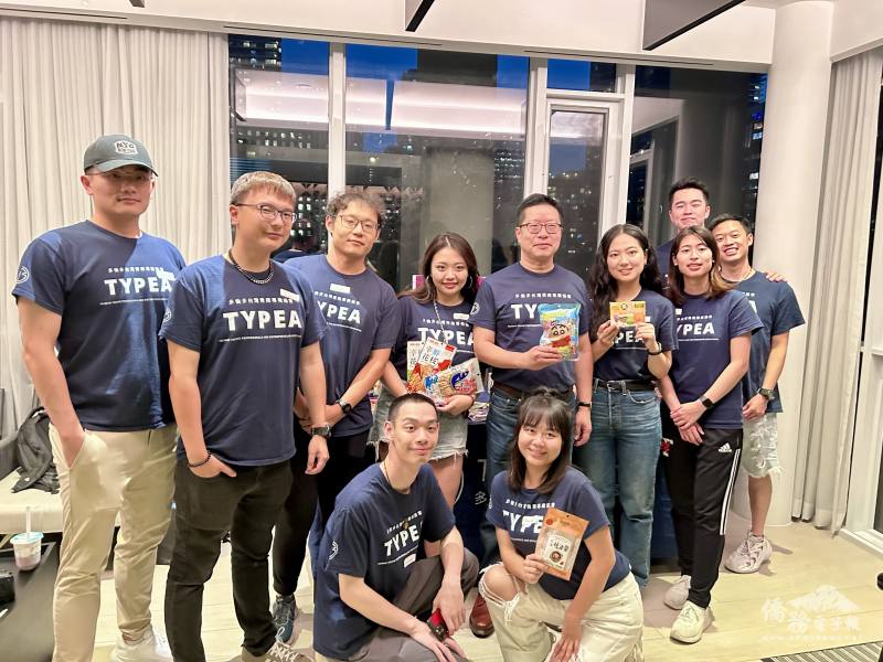 多倫多文教中心主任藍柏青 (第2排右3)、青商會會長陳彥宇（左2）與青商會理事合影