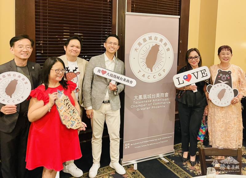 亞利桑那州急難救助協會理事長理事長黃玉蓮(右一)與僑務顧問鄭弘(左一)商會會長黃錫珩(左二)及臺商都很支持臺灣日
