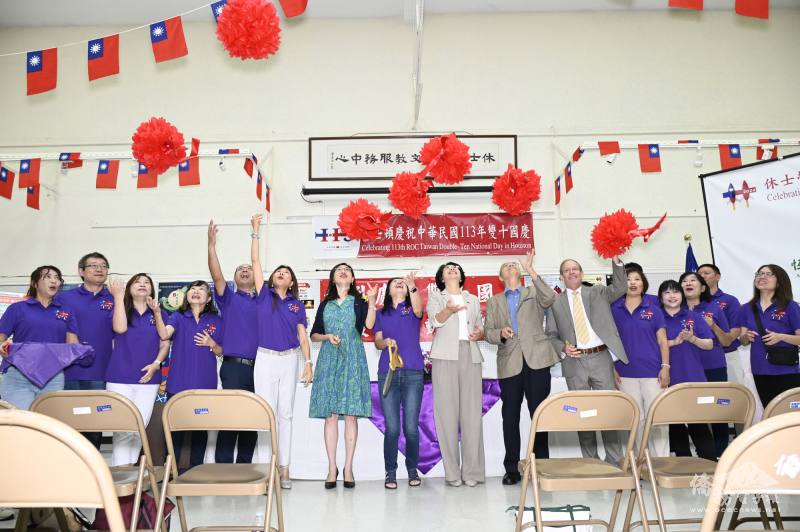 國慶系列活動開幕儀式上，剪綵賓客拋出手中繡球慶賀