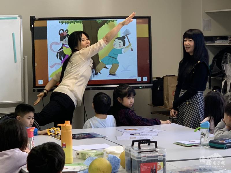 老師手舞足蹈戲說嫦娥奔月