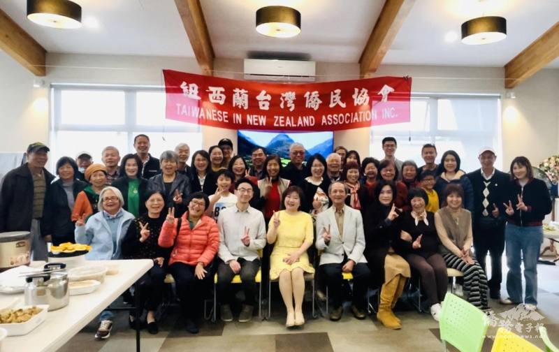 臺僑協會歡慶中秋合影，前排左四會長楊明君、左五駐奧克蘭辦事處處長陳詠韶