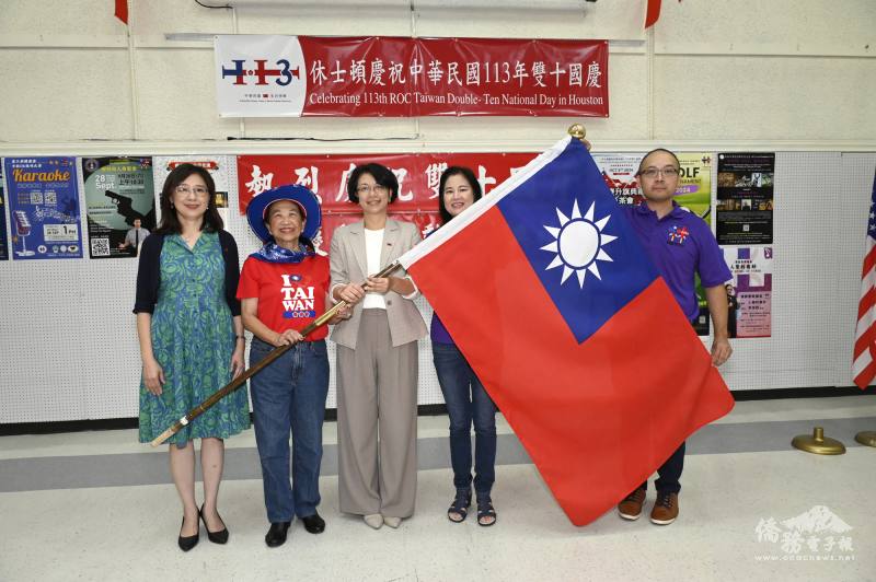 國慶返國致敬團團長李迎霞(左二)從蕭伊芳處長(左三)手中接下返國慶賀任務