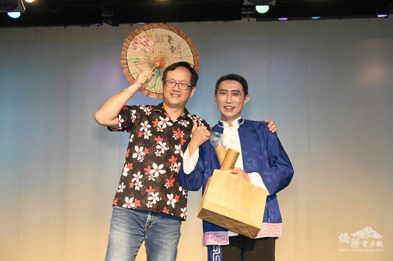 休士頓客家會會長馮啟豐(左)與紅瓦民族舞蹈團團長劉明仁(右)互贈紀念品