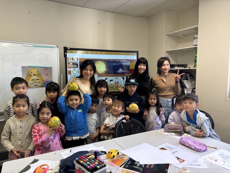 師生合影慶祝中秋節