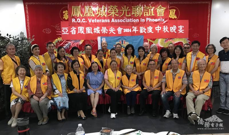 鳳凰城榮光聯誼會會員及會友歌舞聚餐慶中秋
