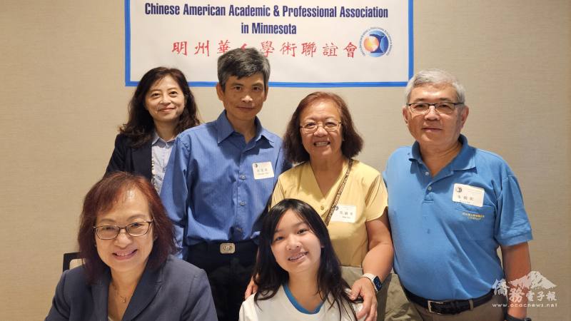 吳綱華（後右二）和部分理事會成員合影