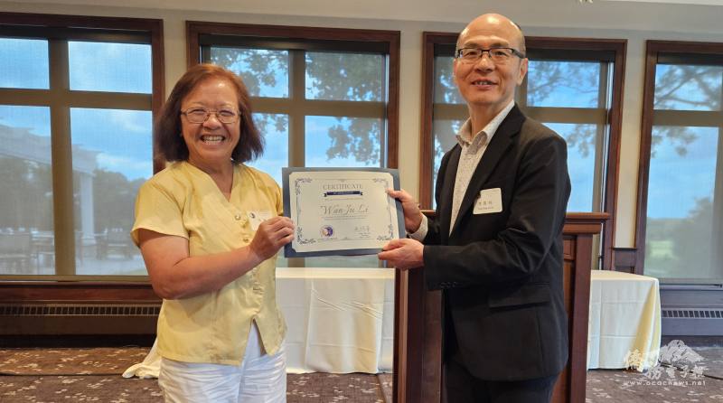 吳綱華（左）頒發感謝狀給教授李萬柱