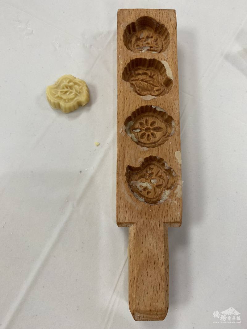 綠豆糕使用傳統的木頭模具壓模
