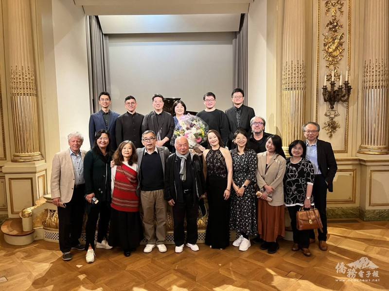 福爾摩沙迴旋曲音樂會在漢堡美術與工藝博物館的鏡廳演出，知名臺灣指揮家呂紹嘉(右一)應邀出席，漢堡辦事處處長陳槱順(左三)與台協前輩盧榮杰(左五)及多位當地僑團領袖一同合影