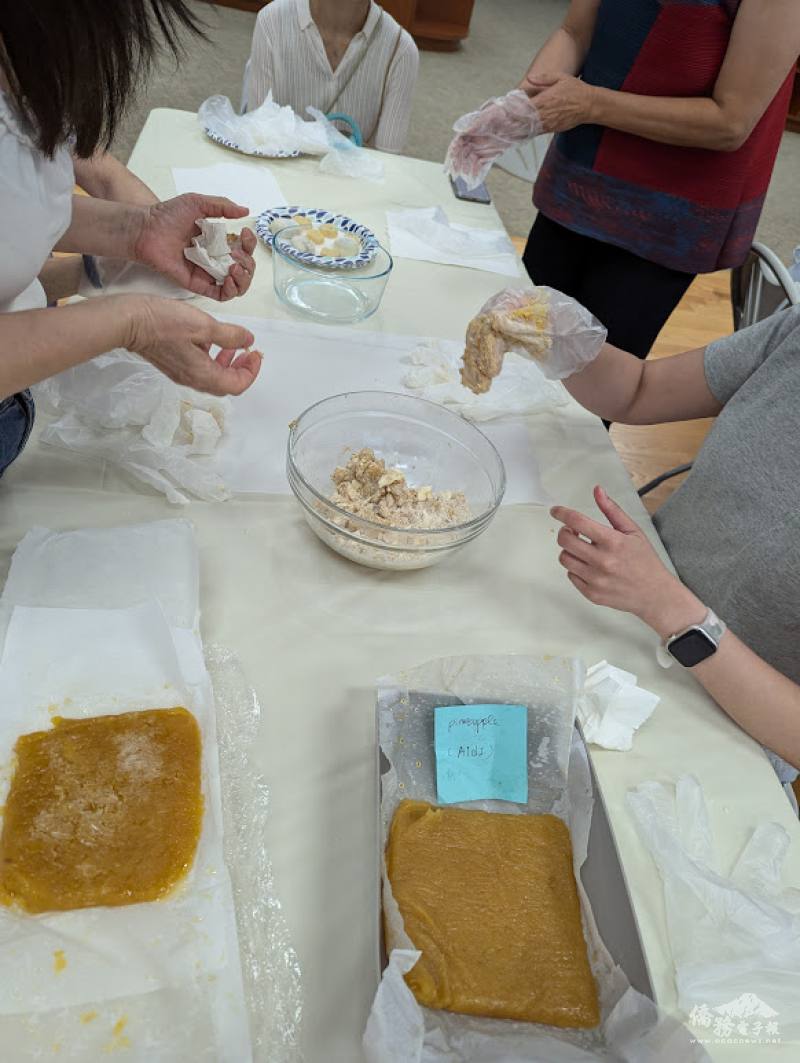 學員們親自動手做糕點