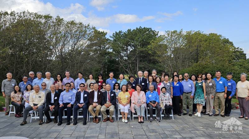 明州華人學術聯誼會吳綱華會長（前右四）和與會嘉賓合影