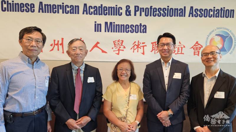 駐休士頓辦事處科學組組長陳品銓（右二）、會長吳綱華（中）和講員合影