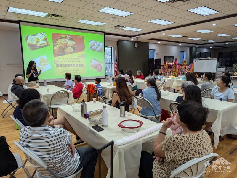 老師林雅玲介紹臺灣傳統糕點