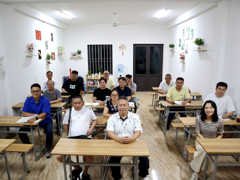 海防台商會名譽會長陳威銘（前排左）及現任會長王坤生（前排中）為了讓商會會員學習越南語，與海防百藝高專合作，聘請曾留學台灣的阮氏秋水（前排右）教台商、台幹學習越南語