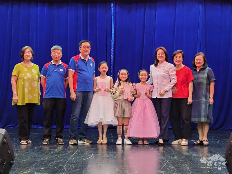 吳治平（左3）、梁俊如（右3）、蔡天送（左2）等人頒贈獎金予「113年雙十節華語歌唱比賽」丙組第1名蘇玫愷（中）、第2名南愷旎（右4）及第3名謝惠玲（左4）