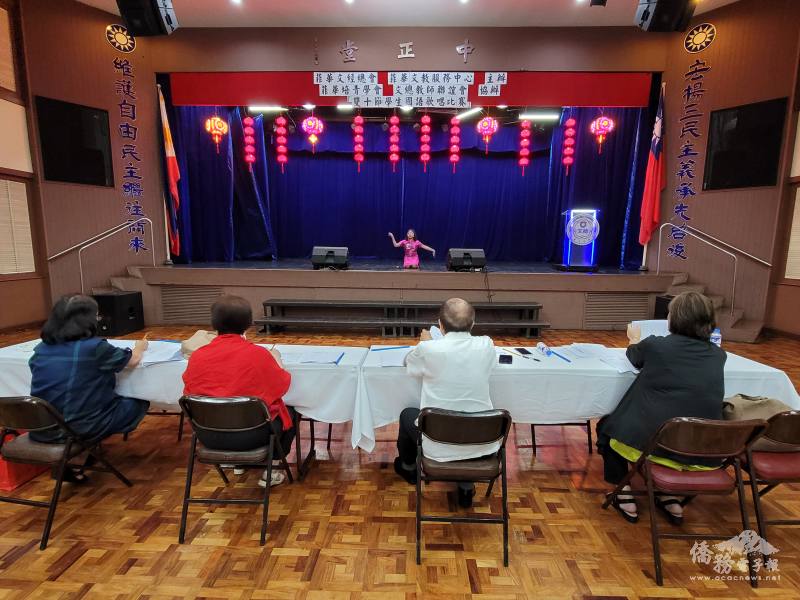 參賽同學吳菲楠高唱著名國語歌曲「瀟灑走一回」