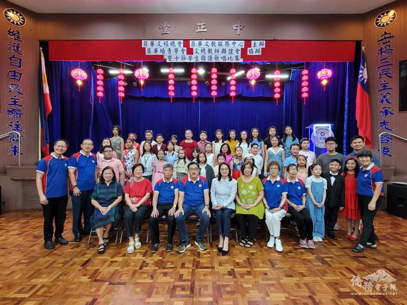 吳治平（坐著左4）等人與丙組所有參賽同學合影