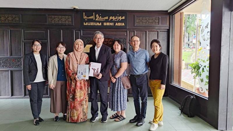 國立故宮博物院副院長黃永泰（中）日前率團拜會馬來亞大學（University of Malaya）文學院及亞洲藝術博物館（Museum of Asian Art, Kuala Lumpur），進行相互交流。（故宮南院提供）