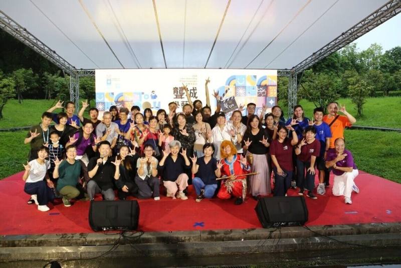 中華民國聾人協會獲文化部支持，擴大舉辦「聾城學藝趣」活動，盼讓民眾認識手語不單是一種溝通語言，也能運用在表演藝術創作，22日雖然大雨不斷，仍熱鬧舉行。（中華民國聾人協會提供）