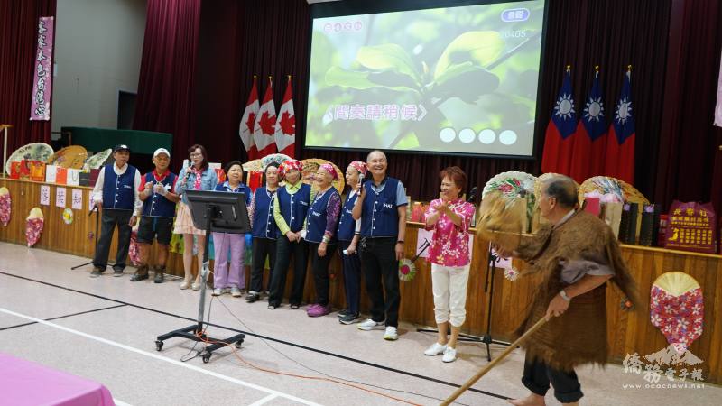 活動由多倫多臺灣客家同鄉會會長徐紫彤帶領理事合唱會歌「客家本色」隆重登場