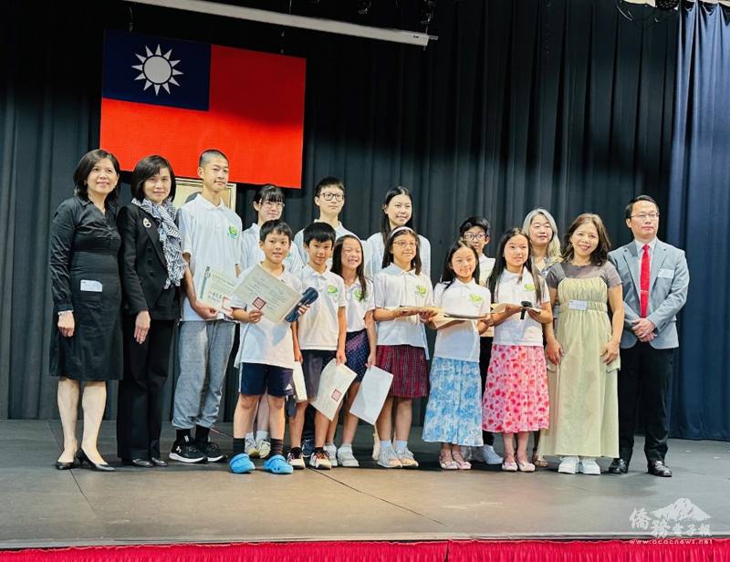 學測獲獎學生（左1總幹事黎秀桂、左2教育組組長周慧宜、右1秘書李存御）