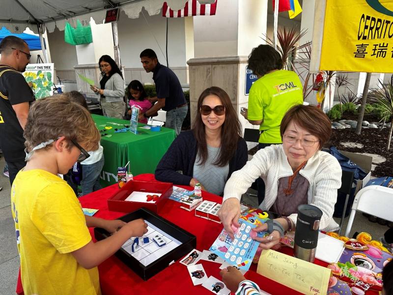 參加民眾體驗臺灣Tic Tac Toe、擲筊等趣味遊戲可獲得僑委會福沙阿熊紋身貼紙